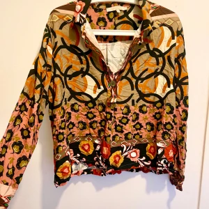 La fée Maraboutée blus mönstrad - La fée Maraboutée blus mönstrad, super unik och mustig i färgerna Skrynklig pga pågående flytt, allt är dock tvättat och rent ✨ 