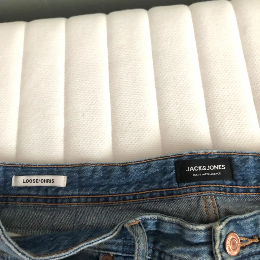 Säljer dessa mörkblå jeans i loose fit från Jack o Jones i storlek 34/32. Skriv vid minsta fråga . Jeans & Byxor.