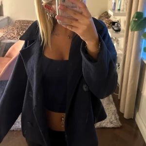 Kappa  - Säljer min super fina jacka då jag vill ha en annan jacka nu till hösten. Jackan är använd men i fint skick ( lite dammig på bilderna då den ej används på länge ) passar super bra nu till hösten och även i vinter ❤️