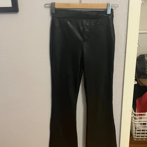 Svarta skinbyxer  - Zara byxor storlek 11-12 152 en som att det är zara så skulle jag själv säja att dom passar 9-10 använda några få gånger 