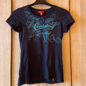 T-shirt - Jättefin t-shirt från märket EDC by Esprit med blåa detaljer✨nyskick