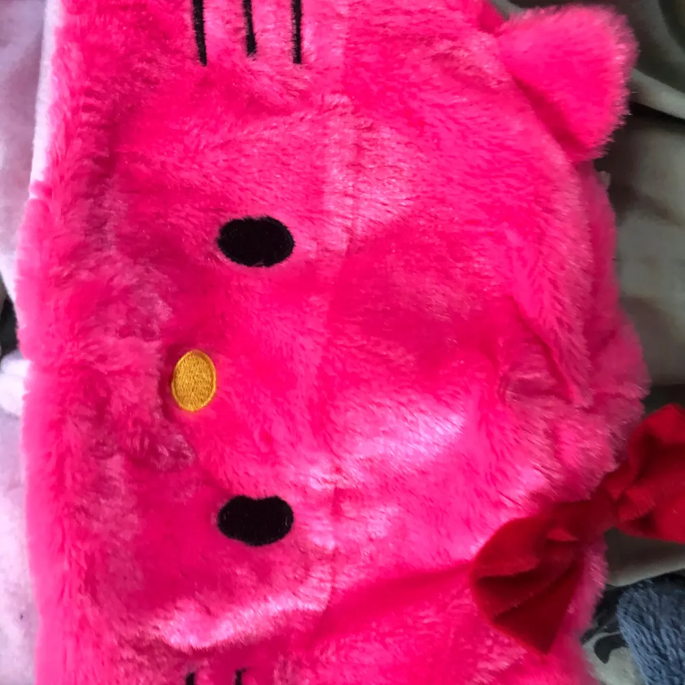 Rosa hello kitty mössa helt oanvänd lite nopprig på insidan men inga fläckar eller defekter. Accessoarer.