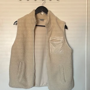 Pile väst - Trendig väst från Lindex, helt slutsåld går inte att få tag på, perfekt väst för hösten, priset är inte hugget i sten, skriv om ni har några frågor eller vill ha mer bilder så svarar jag inom kort❤️