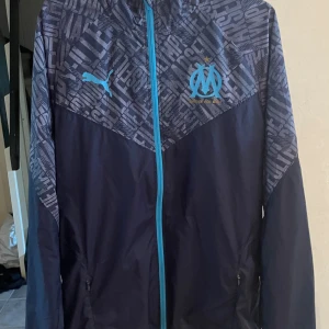 Marseille jacka - Den är i väldigt bra skick och inte så mycket använd alls, passar även för folk i storlek M, säljs inte nånstans. Och du betalar frakten.