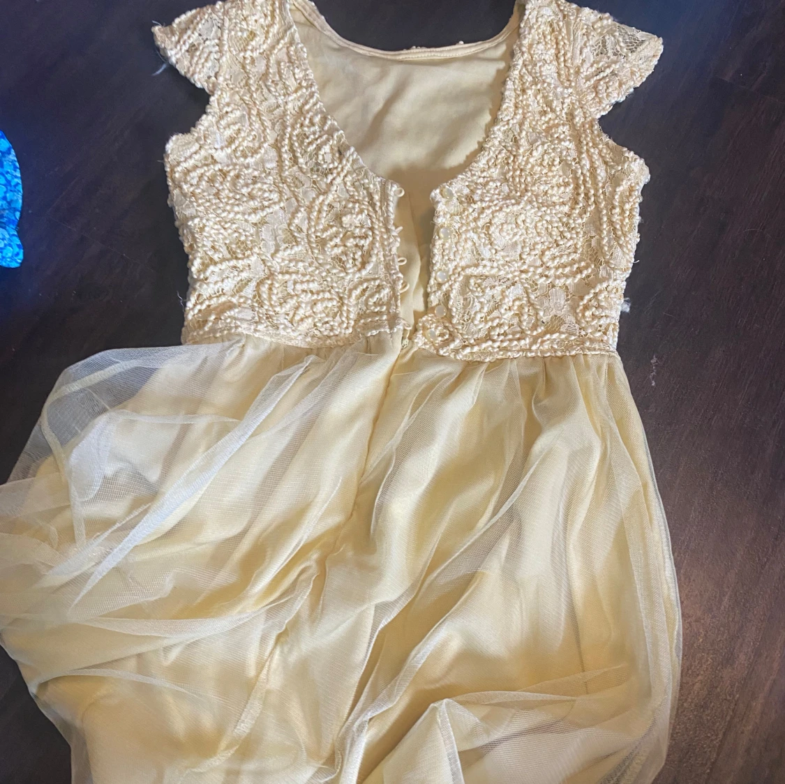 Ljus gul fluffig klänning  - 90