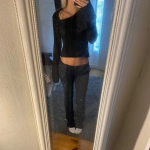 LeGer stickad tröja  - Svart LeGer stickad snedskuren tröja. Pris kan diskuteras vid snabb affär