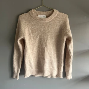 Beige stickad tröja - Beige stickad tröja från Selected, i storlek xs. Endast använd ett fåtal gånger. Skriv för fler frågor eller diskutera pris m.m.💞