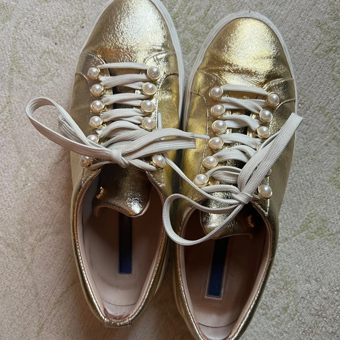 Skor i guld med pärlor från Stuart Weitzman  - 91