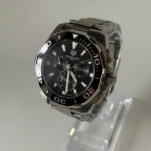 Tag Heuer Aquaracer Chronograph 300M - • Modell: Tag Heuer Aquaracer Chronograph 300M  • Storlek: 43mm • Referens: CAY111A.BA0927 • År: 2022 • Skick: Mycket Bra • Medföljer: Fullset