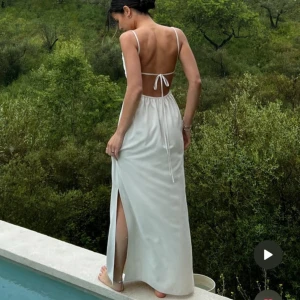 Fin klänning från nakd - Säljer denna fina cremevita klänning i storlek 36 från nakd. Klänningen är helt oanvänd och lappen sitter kvar. Köparen står för frakt💕