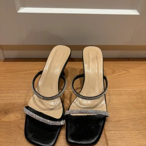 Klackskor - Klackskor som jag köpte på bikbok för något år sedan som jag skulle ha till balen, endast använda en gång så det är mycket bra skick på dom.