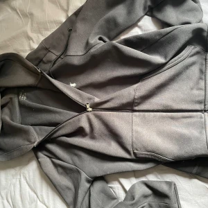 Ralph lauren zip  - Mycket snygg och stilren zip. Använt skick men är fortfarande väldigt fin. 