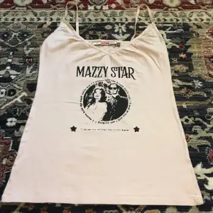 Säljer denna jätte snygga Mazzy star tröjan jag köpte här för 260kr den ser lite vit ut på bilderna men den är ljusrosa! 💞🫶🏻
