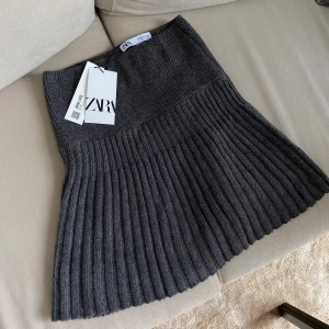 Kjol Zara - Fin veckad kjol från Zara med prislapp kvar. Storlek M.