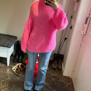 Väldigt fin neon rosa stickad tröja, den är väldigt lång i modellen och storlek S, den är knappt använd🩷🌸