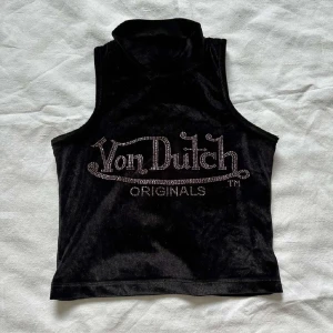 Von Dutch - Von Dutch tröja med polokrage och kroppad, använd fåtal gånger för den sitter lite tight vid armen, jättefin verkligen men kan tyvärr inte användas, nästan i nyskick 