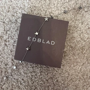 Edblad halsband - Säljer nu mitt silverhalsband från Edblad pga använder guld smycken. Använt fåtal gånger.☺️ Säljs för 399kr på Edblad men säljer för endast 250kr. Lådan medkommer