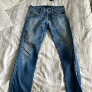 Replay jenas - Ett par Replay jeans med snygg slitning över knäet skriv gärna för mer bilder 