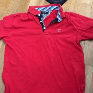 Gant piké  - Röd gant piké som är använd några gånger, skick: 8/10, storlek: m
