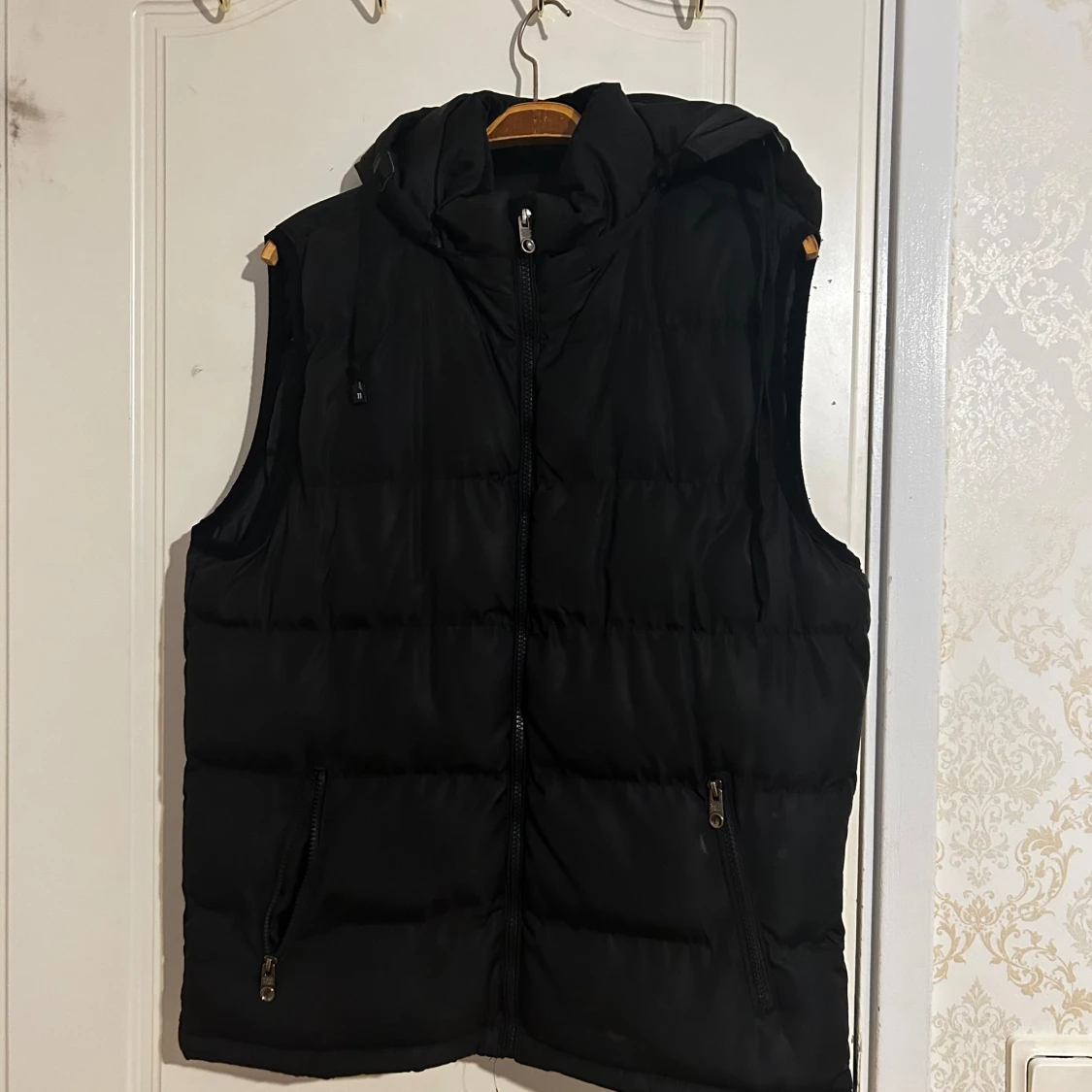 Svart väst med huva 