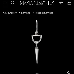 Maria Nilsdotter örhänge - Den är i jätte bra skick säljer då jag är mer av en guld tjej💗💗 är intresserad av att byta mot samma smycke i guld