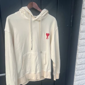 ami Paris, alexandre mattiussi Hoodie  - Säljer denna riktigt snygga ami Paris hoodie, då den inte kommer till användning. Använd ca 10 gånger och är i topp skick. 9/10 Skriv vid funderingar! *pris kan diskuteras *ha i åtanke, ny pris ca 3000