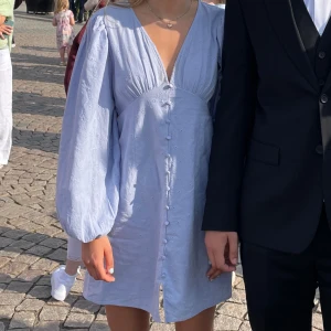 klänning ifårn Vera Moda  - Säljer denna klänningen ifårn Vera Moda då den inte kommer till användning längre💙