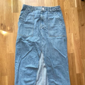 Jeanskjol  - Snygg jeanskjol från zara som går till mitten av smalbenet på mig (168 cm lång). 
