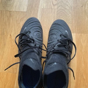 Nike phanthom  - Ett par riktigt fina Nike phanthom.  Jag har använt dom hela denna vårsäsongen men skicket på dom är fortfarande som nya. Det är AG dobar alltså dobar för konstgräs.    Storlek 42/2,3