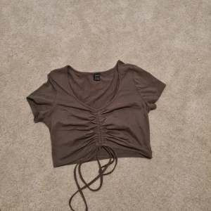 Olivgrön T-shirt - T-shirt från shein. Storlek xs. Sömmen har gått upp på ärmen men d bara o sy