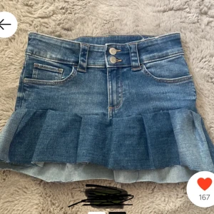 Jeanskjol - Jättesöt jeanskjol med volang som tyvärr inte passar mig🥰🥰💗 Pris kan diskuteras!