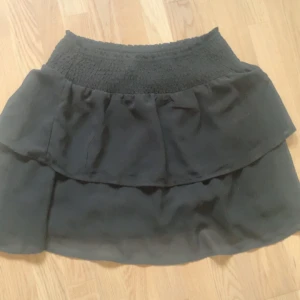 Only kjol - Söt svart kjol från only, bra skick