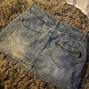 Jeanskjol  - Super snygg jeanskjol, säljer då den var för liten på mig 💕