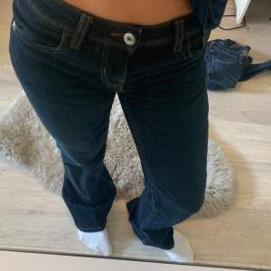 Supersnygga jeans från HM som inte längre kommer till användning. Storlek 32, men skulle säga att de är ganska stora i storlek. Passar mig som vanligtvis har XS/34