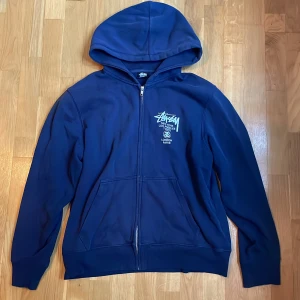 Stüssy - Storlek M, säljer för det inte är min stil längre. Skriv för frågor eller bilder.