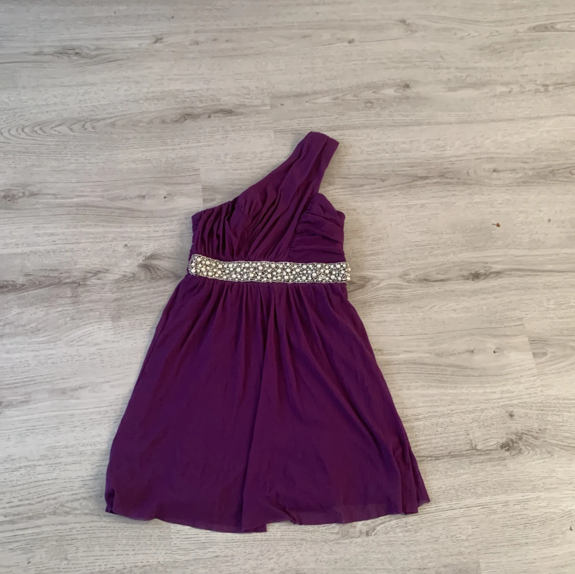 Off-shoulder klänning