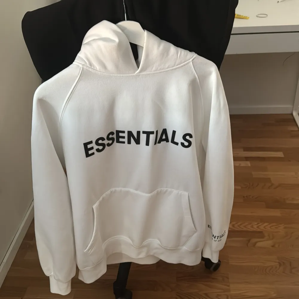 Essentials hoodie i gott skick, inga defekter. Har använt fåtal gånger. Skulle säga att storleken är M, den sitter oversize på mig som har small. . Hoodies.