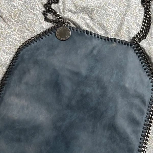 Blå Stella McCartney  - Väskan är inte äkta men ser ut exakt som originalet. 