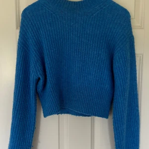 Halvt kroppad tröja - Fin vardags tröja  Sparsamt använd