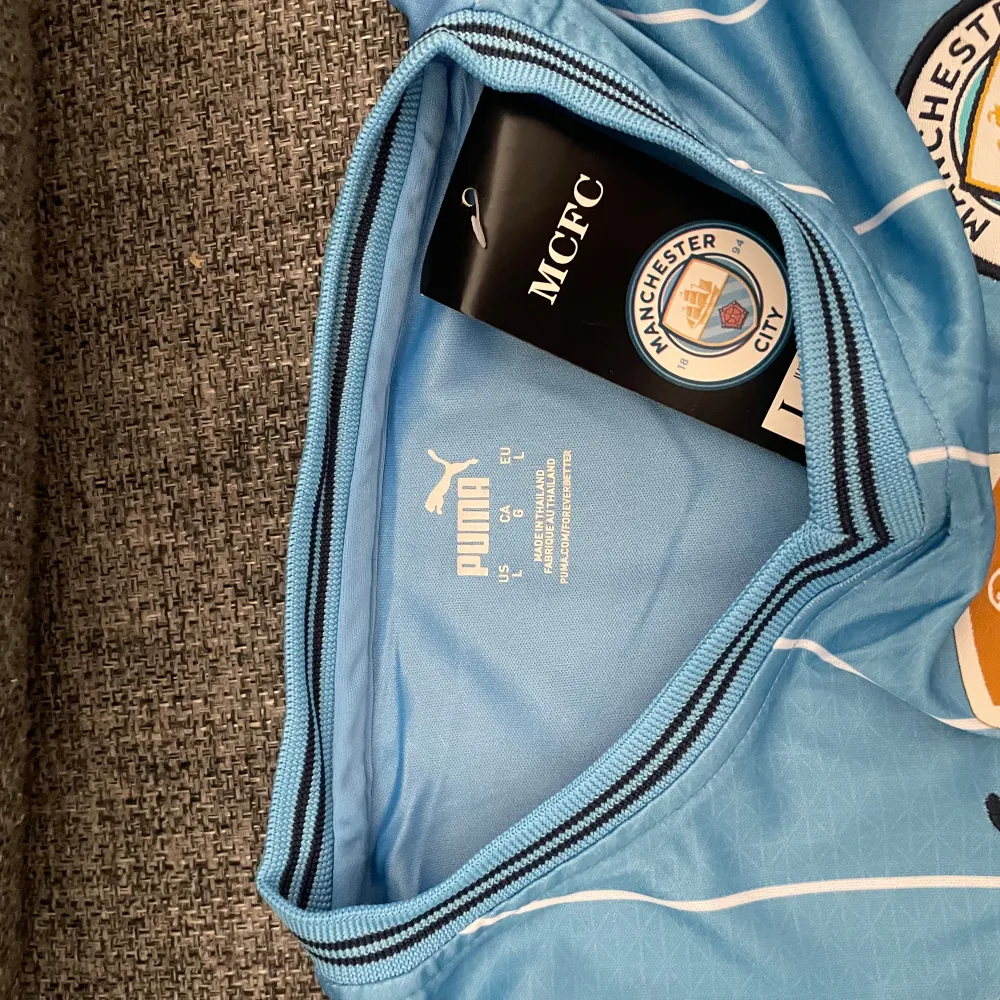 Vi har 9 st Manchester city kits med storlekarna S-L. T-shirts.