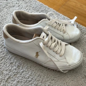 Ralph lauren - skor - Säljer mina super snygga skor från Ralph lauren. Dem är använda men fortfarande i bra skick som man ser. Kom privat för mer frågor eller bilder 🫶🏻