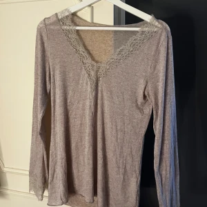 Intimissimi tröja  - Säljer nu min intimissi tröja pga att den sällan kom till användning då de inte riktigt är min stil. Inga hål eller något. Pris kan diskuteras❤️