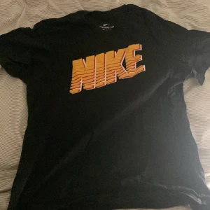 Nike t shirt - Nike t-shirt med fett vintage tryck. Säljer pga för liten str.