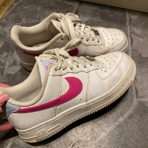 Nike airforce 1 - Bra skick! Lite creasade. Nypris 1100
