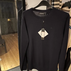 J.lindeberg tröja i merinoull - Merinoull tröja från j.lindeberg•  Skick: helt ny Nypris 1300kr  Mitt pris 599kr  Vid minsta lilla fundering hör av dig🙏