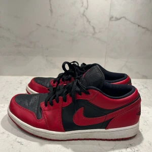 Jordan 1 äkta - Säljer nu mina jordans 1 då jag inte använder längre. Dem har legat i garderoben i snart 2 år och vill få bort dem. Väldigt fina o sköna skor passar till massa outfits. 