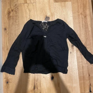 Odd Molly blus  - En svart blus med spets längts ner på armarna och lite på ryggen, snygg urringning. Köparen står för frakten!🥰