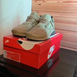 Nike air presto  - Nike air presto SE Olive i storlek 45. Skorna är i bra skick och endast smutsiga, de är inte använda särskilt mycket. 