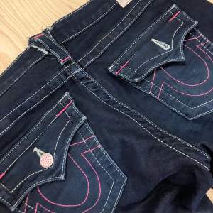 bootcut true religion jeans i mörkblå som e jätte unika me sin rosa stitching säljer då dom inte e min stil längre köpta för 600 inte använt många gånger🥰