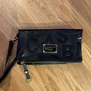 Väska - Marc Jacobs väska. Köpt för 2900kr Säljer den för 1000kr då jag inte använder den längre. Den är mycket sparsamt andvänd. Så den är inte sliten någonstans. De är en handväska 